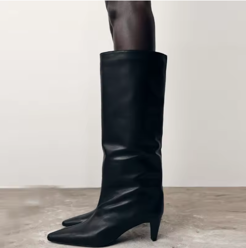 Stivale in pelle nera con tacco a rocchetto